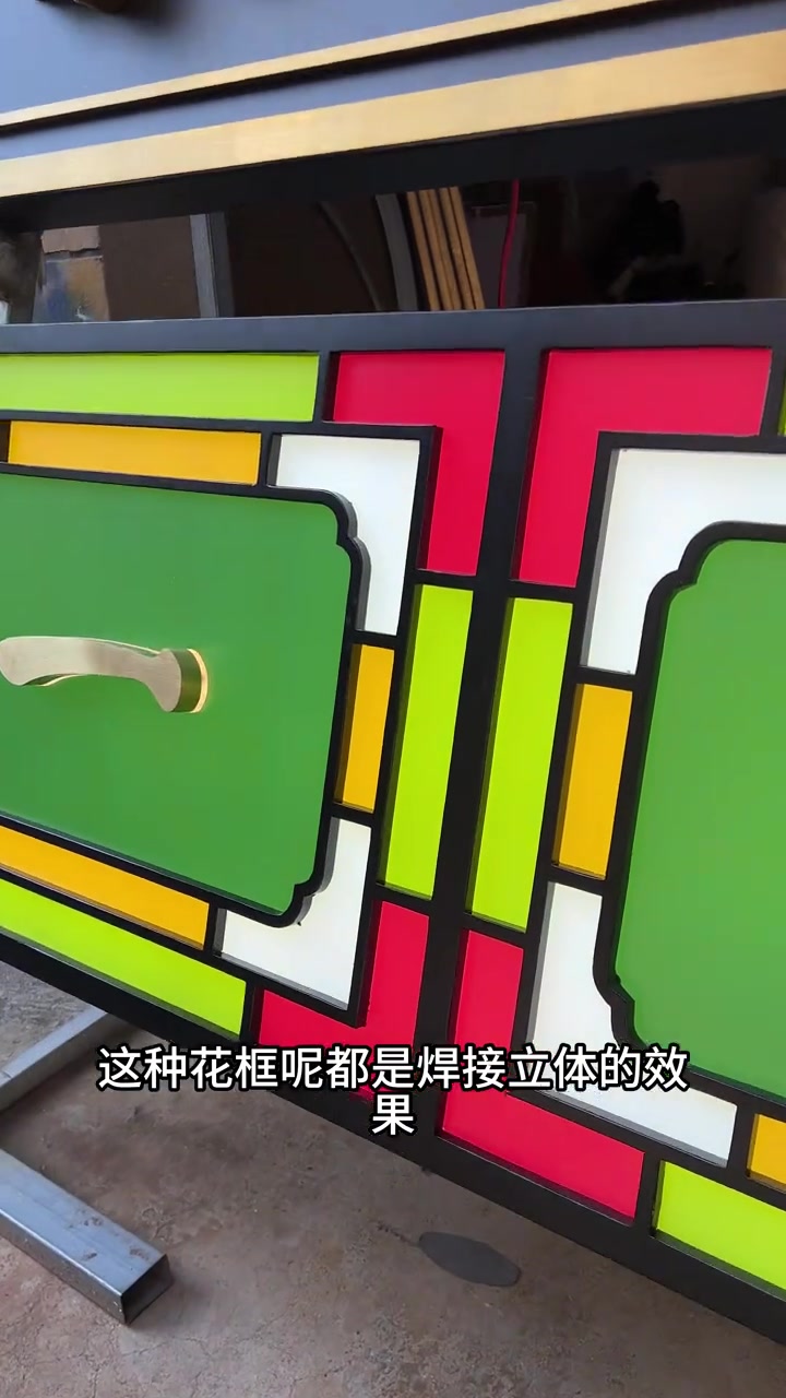 今天给大家分享一个不一样的灯箱案例,整体做的是海棠花角的设计 加上立体灯箱字,整体的效果也