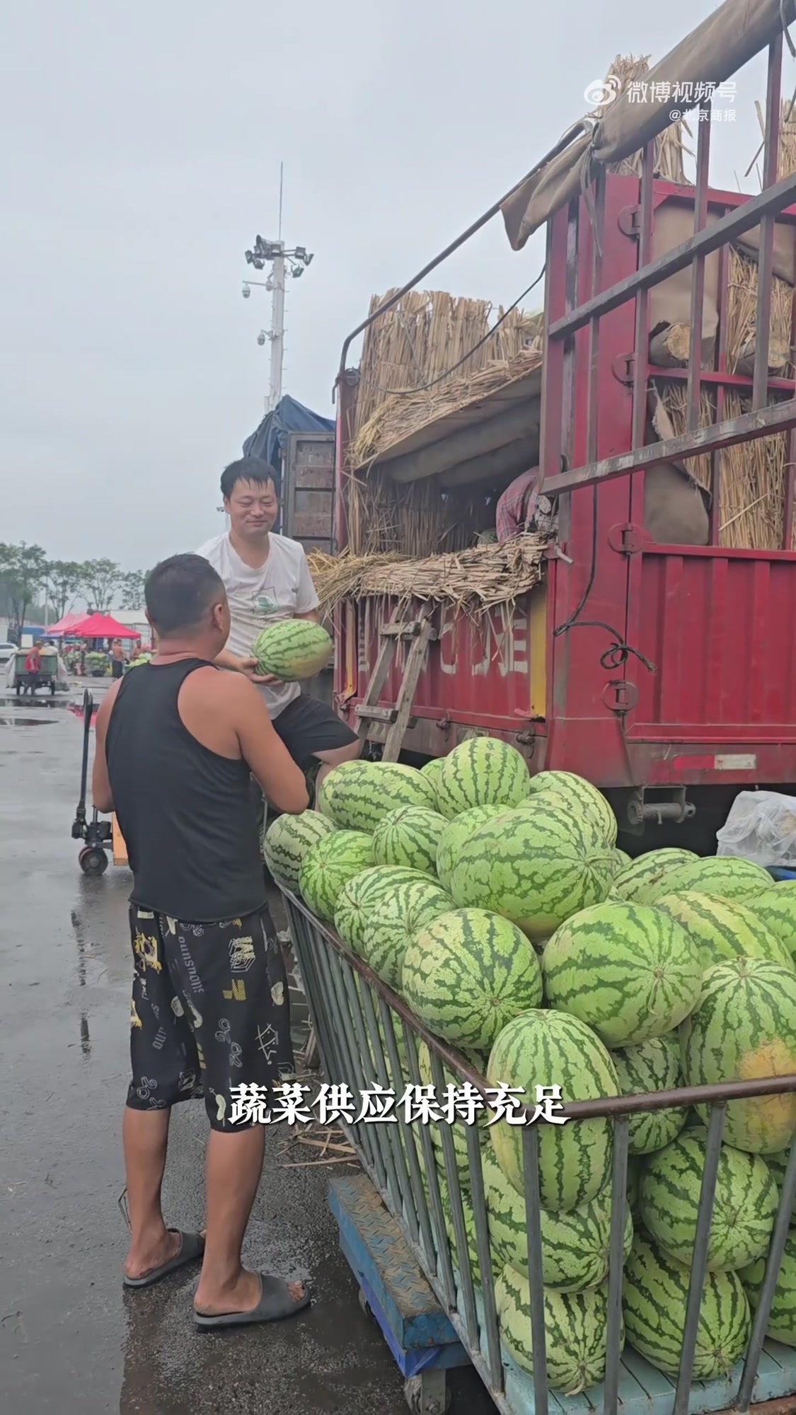 「北京果蔬供应未受影响,部分叶菜价格略上浮」北京部分蔬菜价格略有上浮 尽管北京及周边地区近