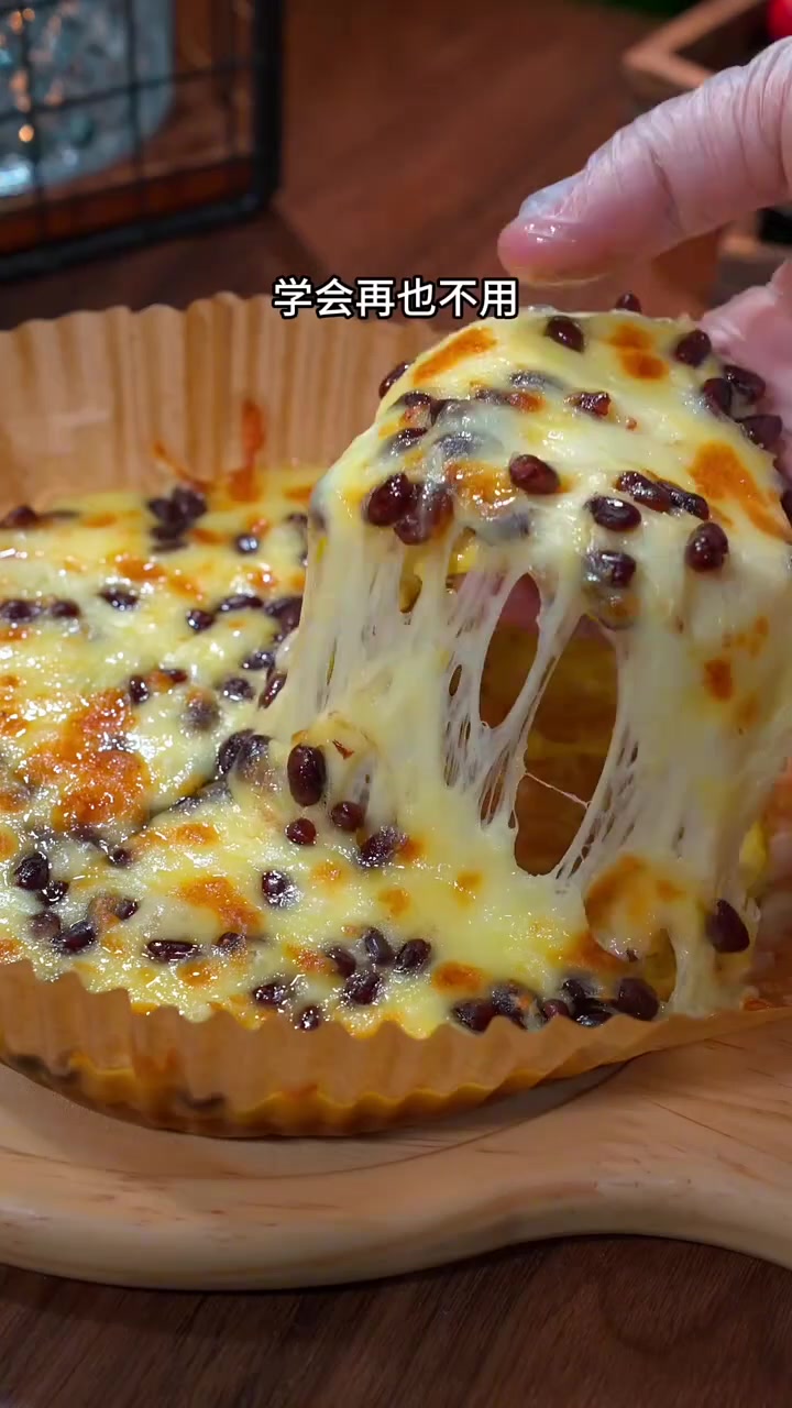 孩子都爱吃香蕉披萨，一根香蕉就能做好吃的香蕉芝士披萨，软糯香甜还拉丝，真的好好吃