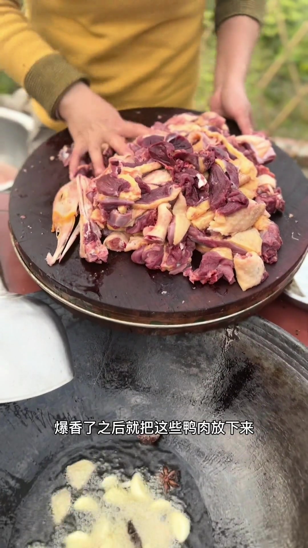 十多斤西洋鸭做铁锅炖，小伙伴抢着吃