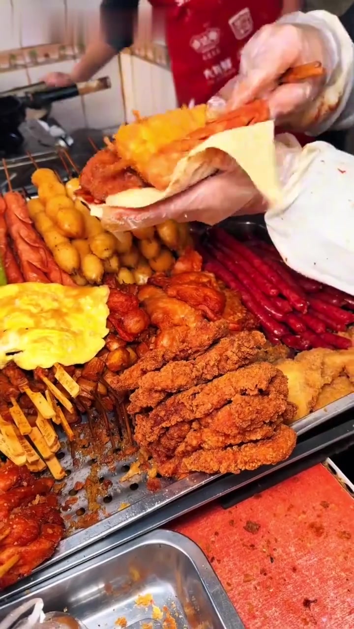 街头硬核早餐，大饼卷一切