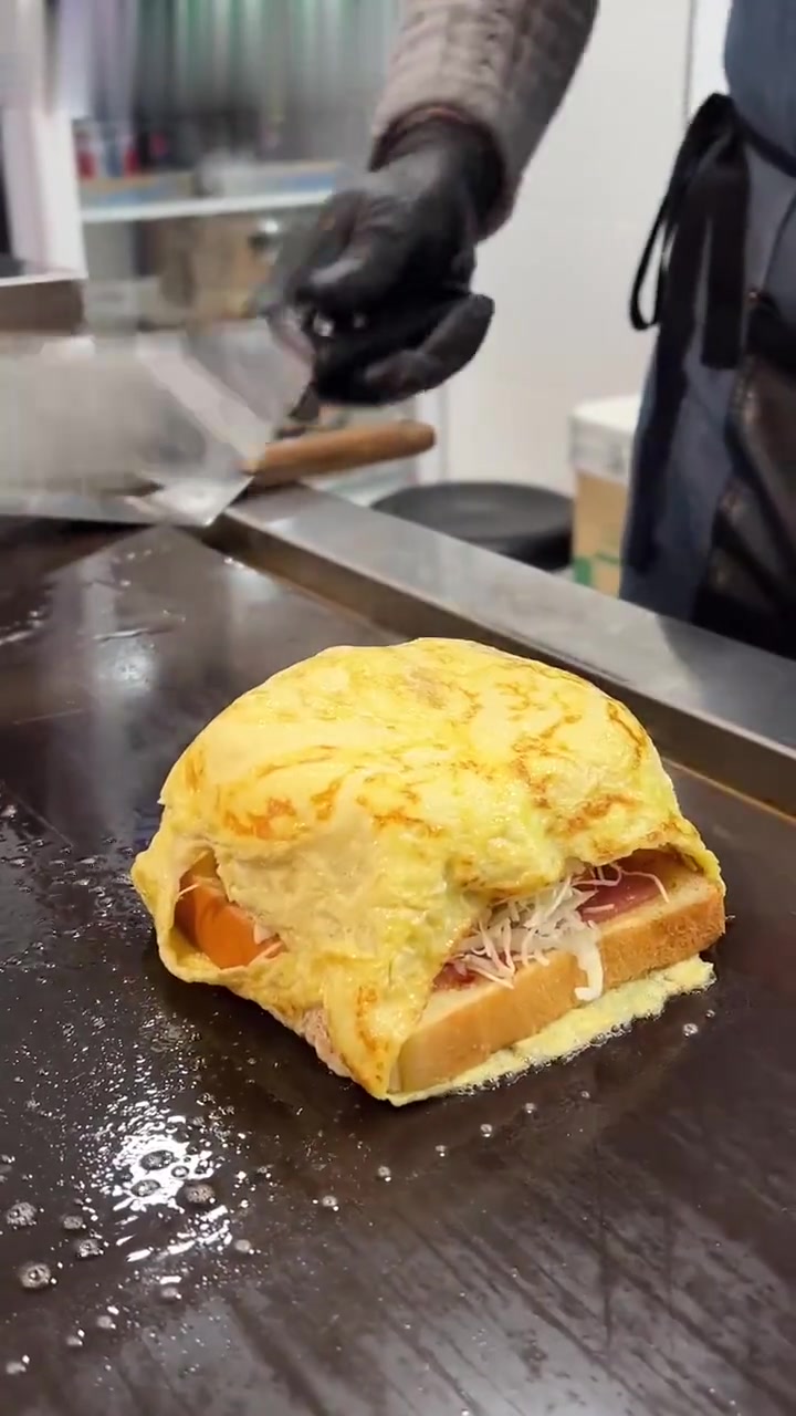 韩国鸡蛋煎蛋哈希布朗吐司。满满的馅料，一口满足
