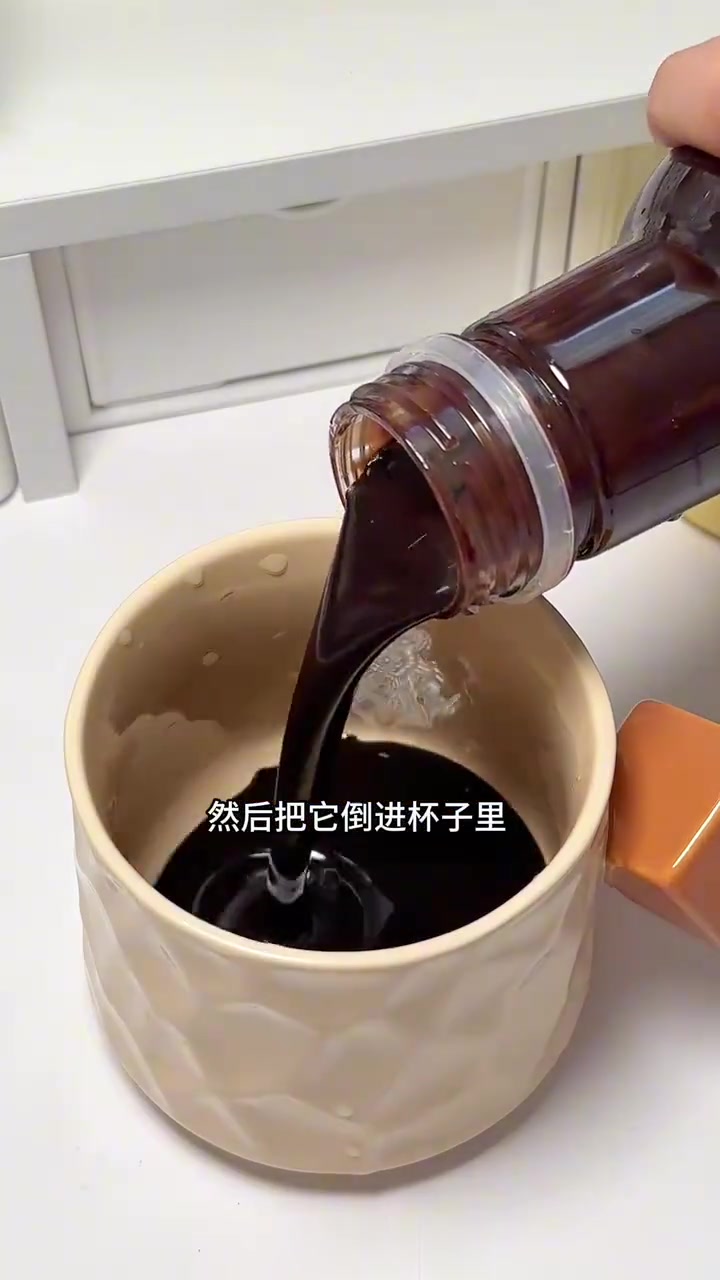 免烤箱！一块巧克力加牛奶就能做超好吃的冰山熔岩蛋糕