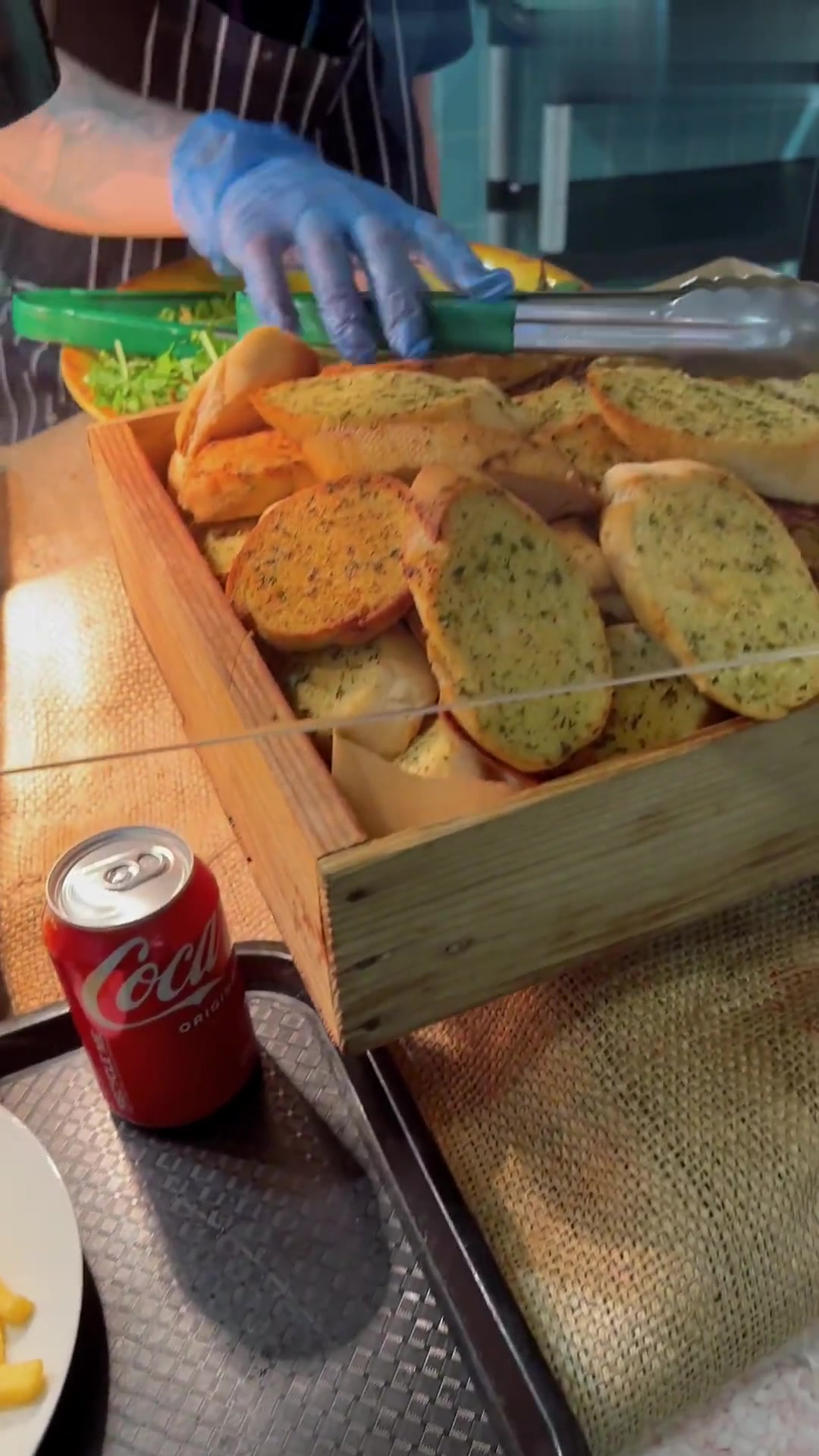 英国大学食堂6镑午餐鸡腿饭是什么水平?你能吃几个