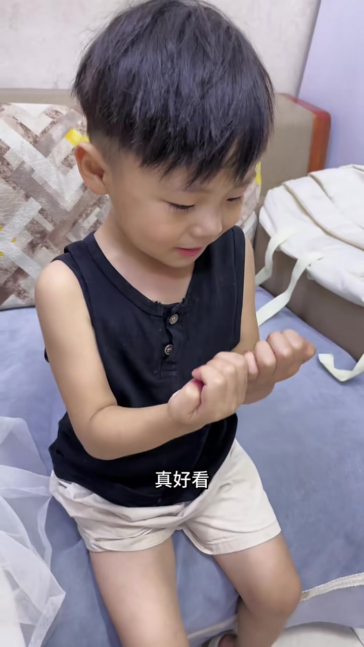 姐姐给弟弟做美甲