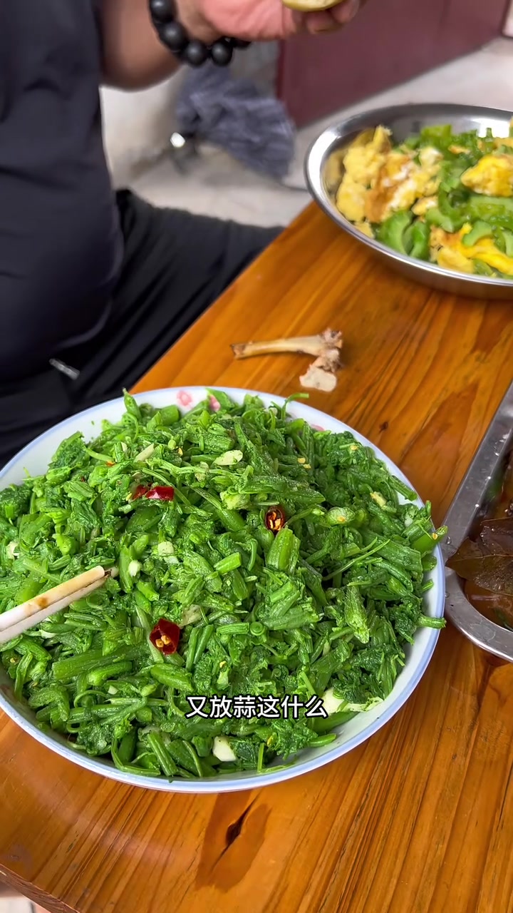 做的什么鸡,不贴饼还放这么多配菜,不能只炒鸡吗?