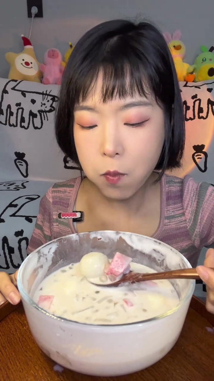 天气炎热，来一碗冰爽甜糯的汤圆奶茶粥也太幸福啦糯叽叽的汤圆跟奶茶是绝配啊（这次的奶茶粥犯了