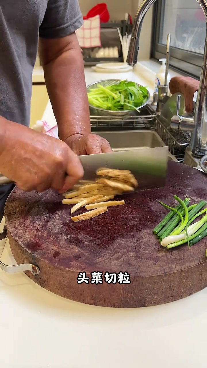 头菜冬菇蒸肉饼。一道下饭美食，人均三碗饭才够吃！头菜、冬菇、马蹄爽而不腻，层次丰富
