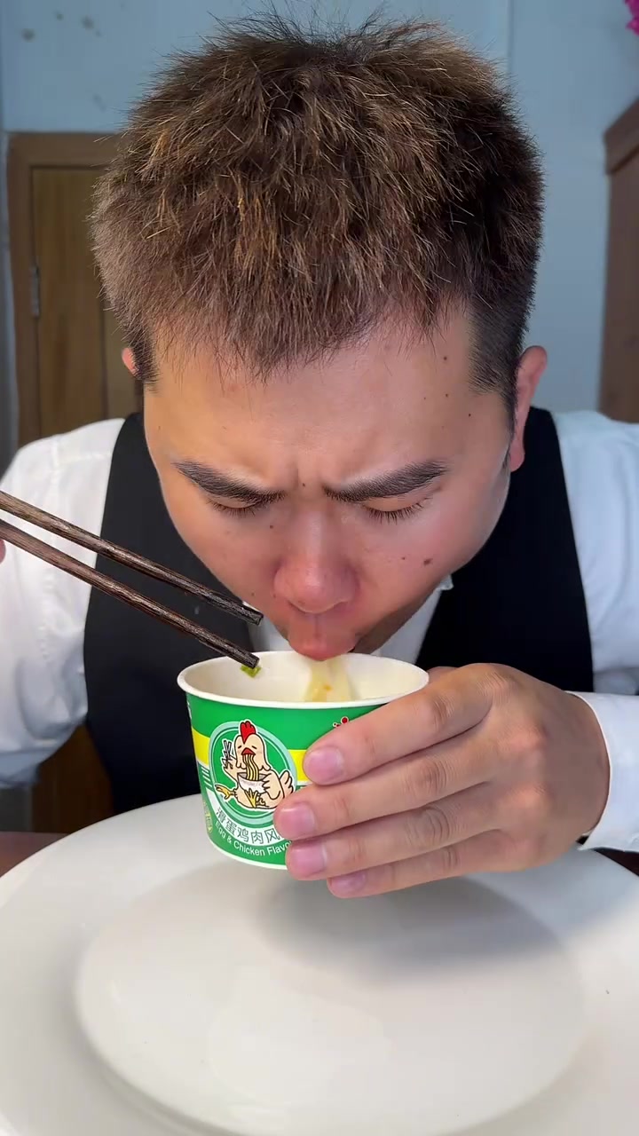 今天只吃一桶泡面!