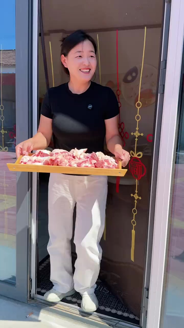 今日做麻辣牛窝骨、凉拌木耳丝、西红柿鸡蛋汤,简餐