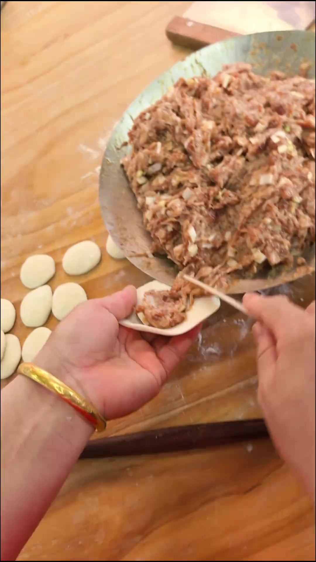 你包饺子还在一下一下捏褶吗