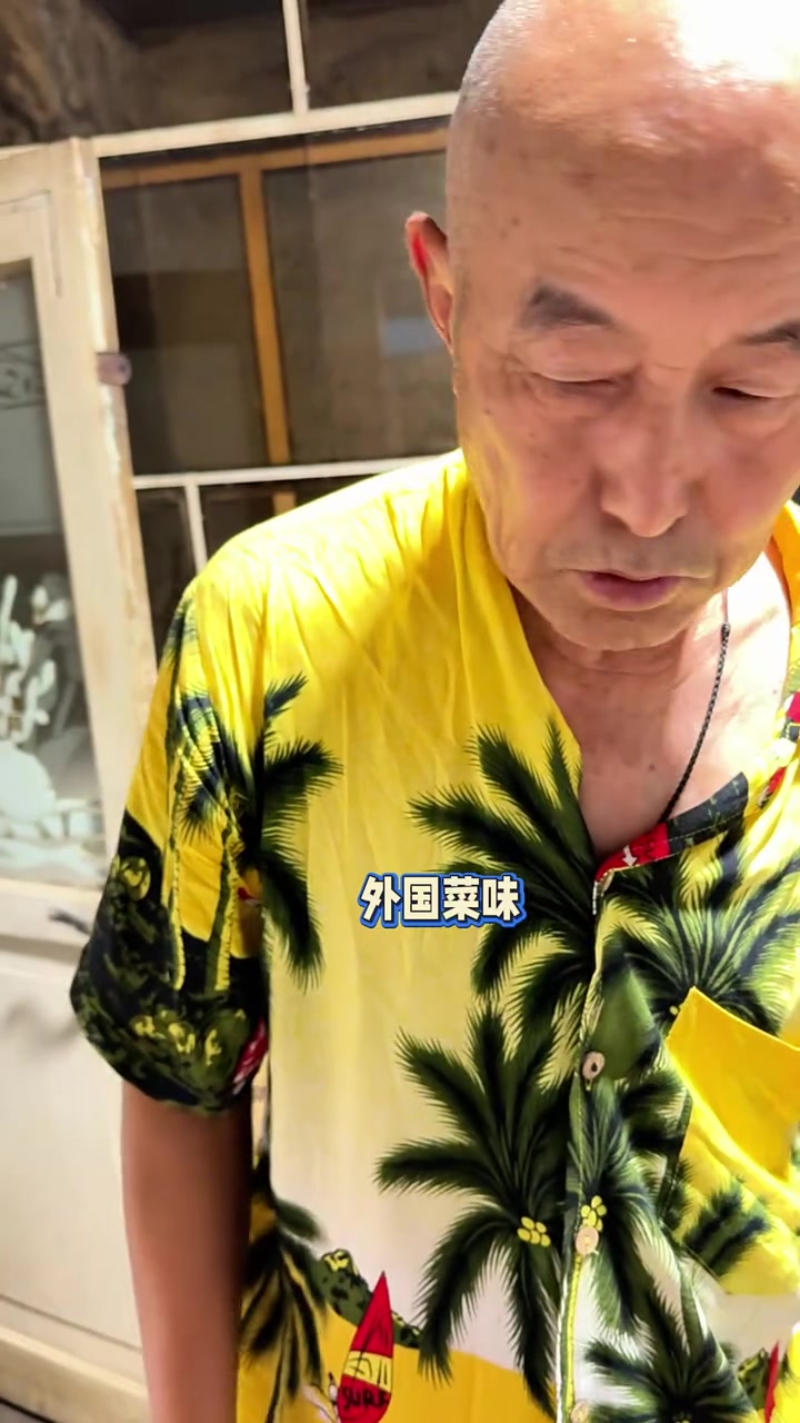 今日早餐:卤猪头肉、黄瓜拌猪耳朵、小白菜丸子汤、香辣土豆泥火腿包子