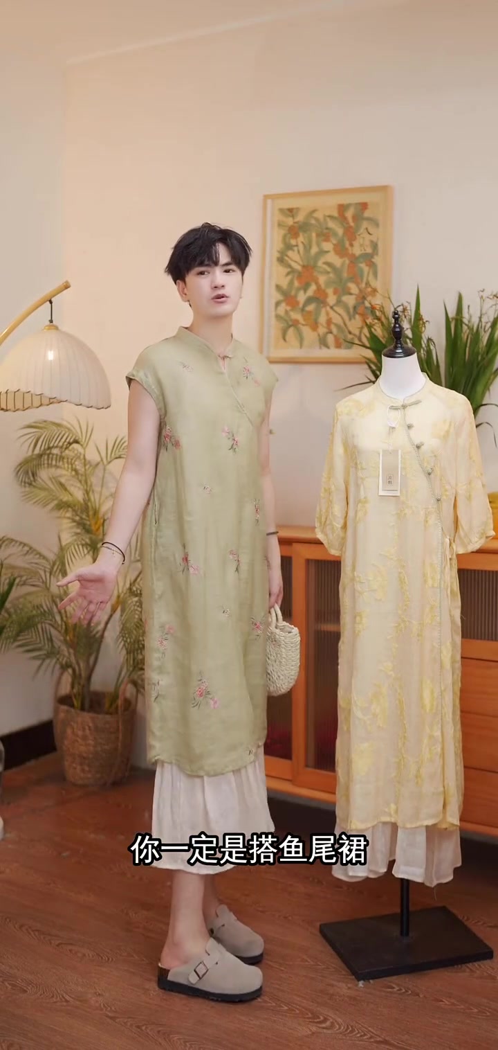 樱花款月亮袖上衣,搭配小吊带和鱼尾裙,时尚百搭