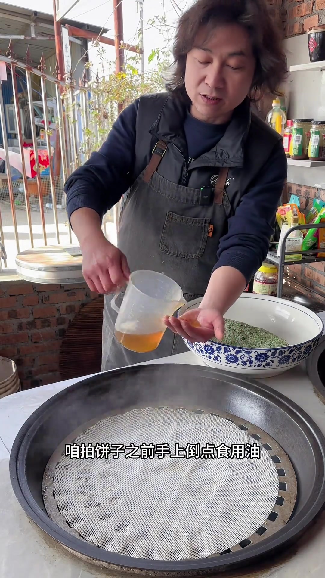 荠菜这样贴成饼，配蒜泥咬一口超香
