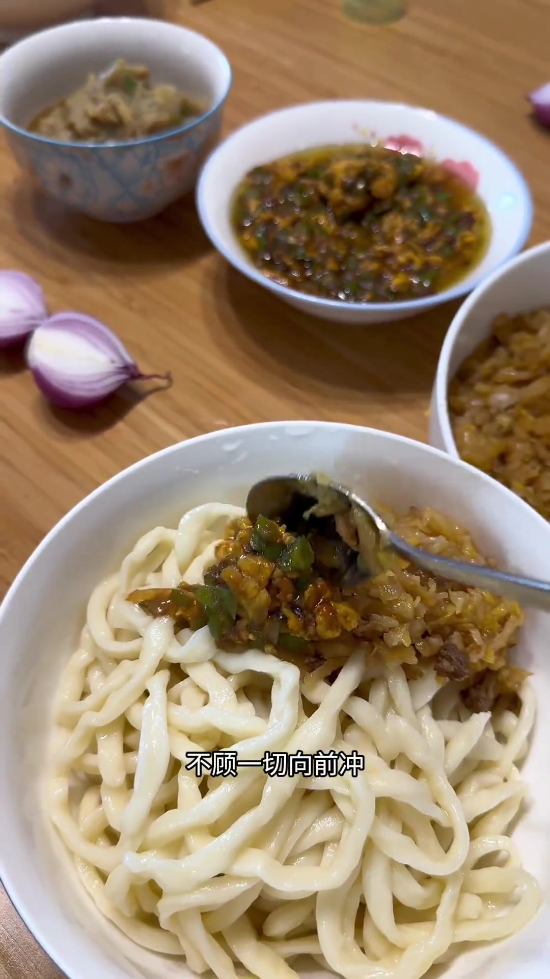 婆婆这3天做的早餐，豆角炖肉窝瓜，大辣椒炒肉，蒜薹炒肉，黑白菜，茄子酱拌饭嘎嘎香，搅拌芹菜