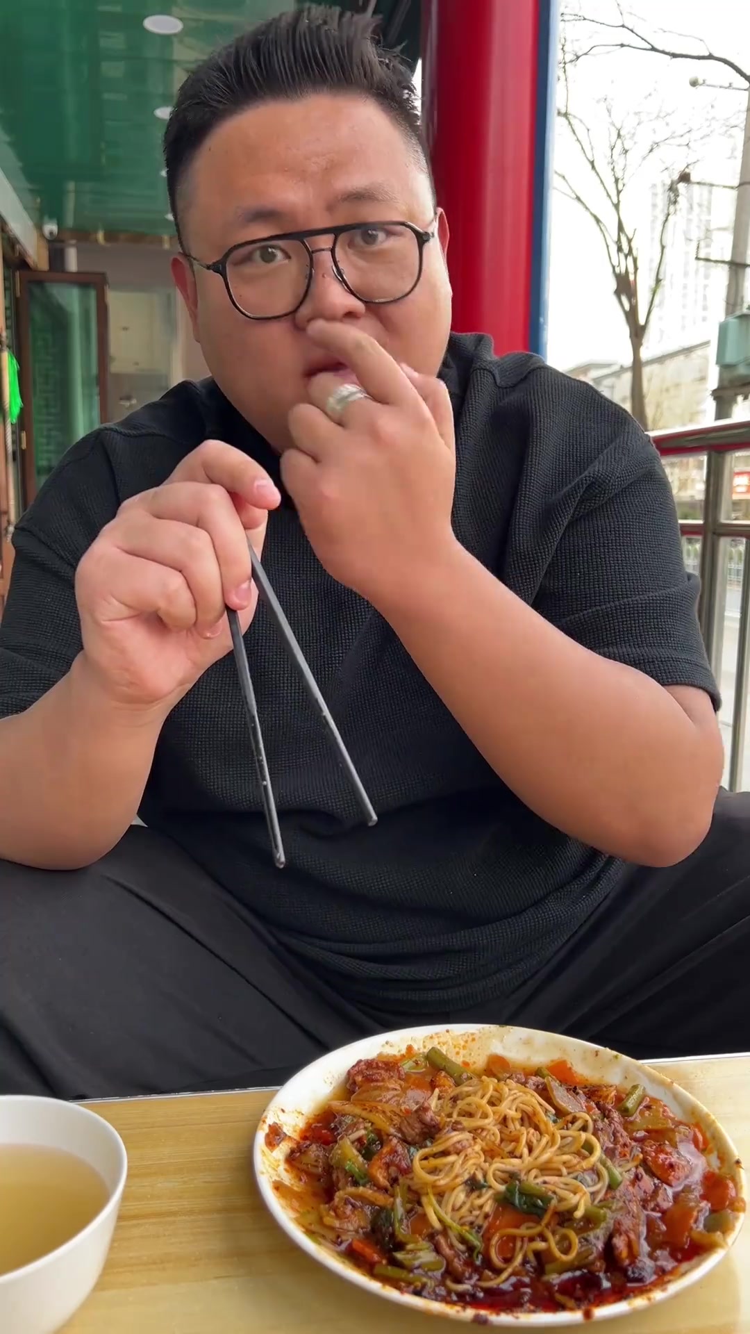 拍米家凉面竟损失一颗牙