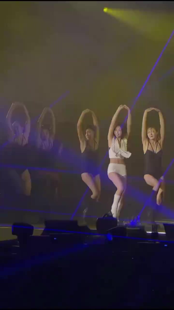 Jennie大腿侧面的肌肉线条好迷人