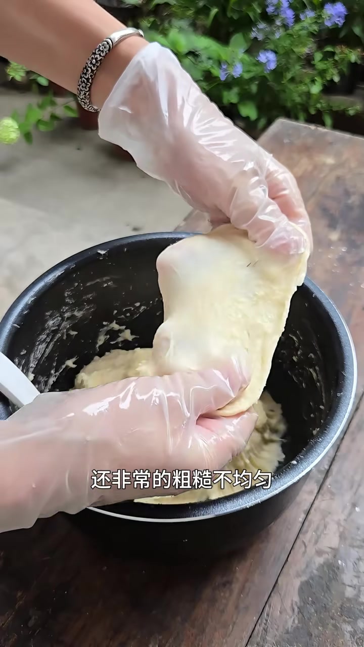 不用揉面，1个电饭煲搞定！软乎乎的蘸酱面包~
