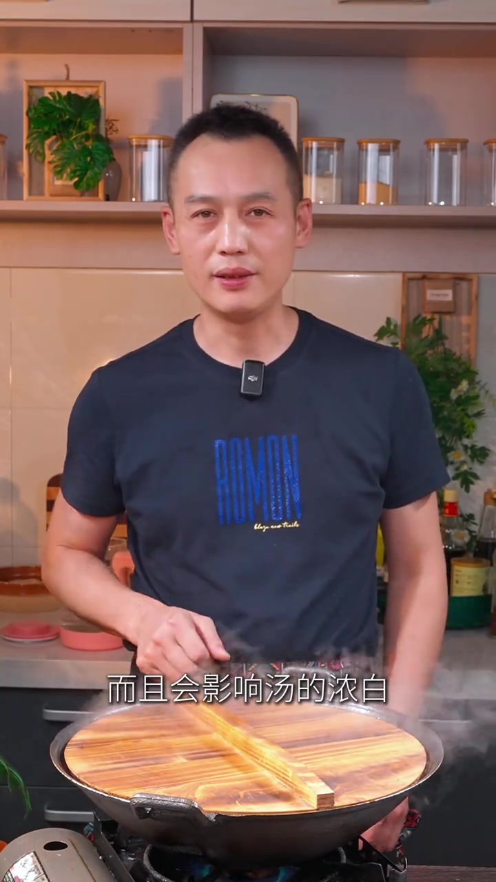 豆腐炖鱼头，这样做，营养丰富鲜掉眉毛，汤汁跟牛奶一样浓白