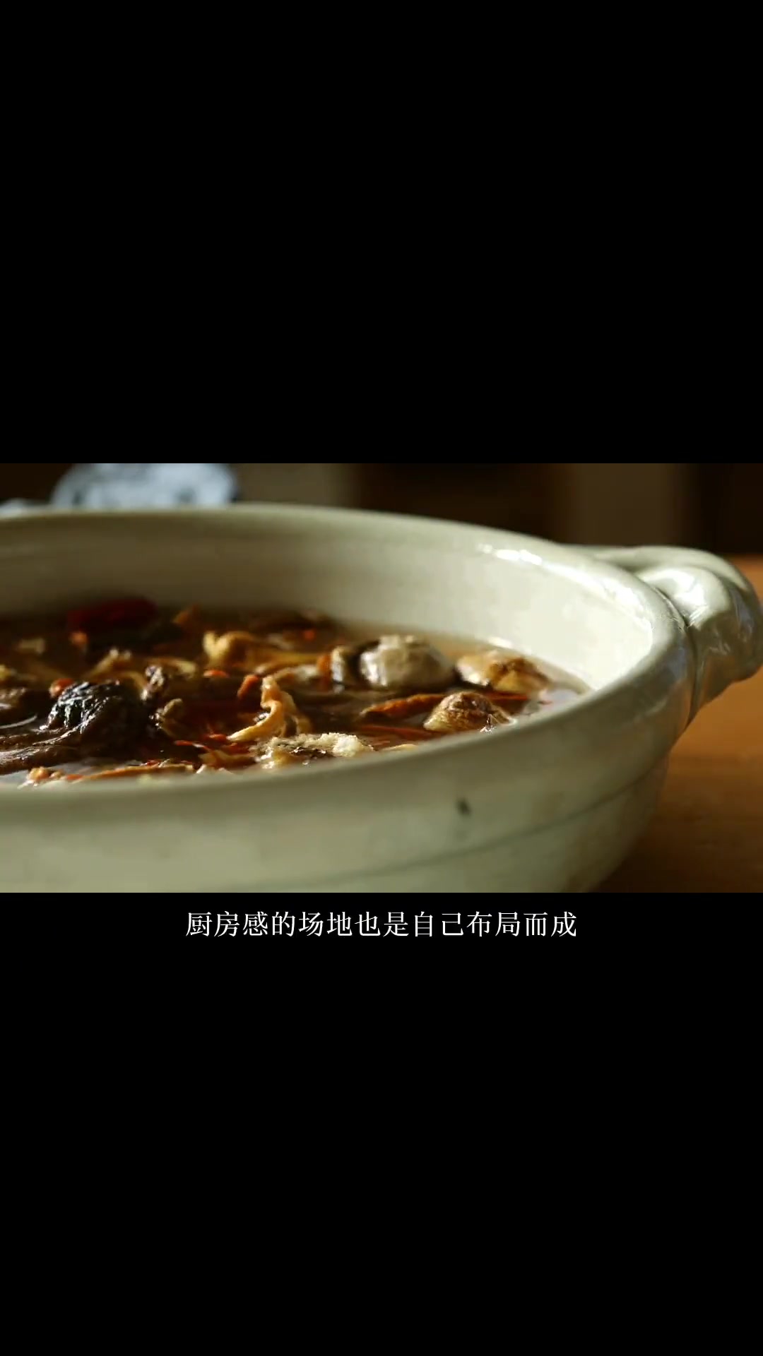 学员拍摄菌汤排骨面