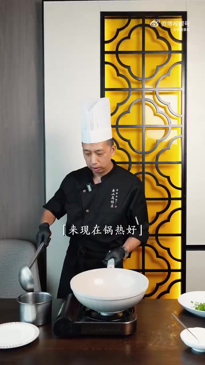 咱舟山人的小海鲜花样吃法又来啦~这次教做「小银鱼跑蛋」  当季小银鱼鲜嫩上市,和鸡蛋、葱花