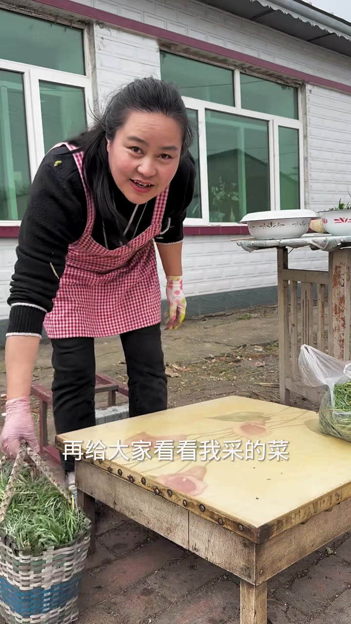85岁姥爷喜欢踩野菜，现在正是吃柳蒿芽的季节，分享真实农村生活，感谢大家喜欢