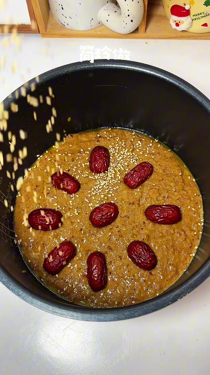 真没想到 不用打发 用电饭煲就能做蓬松暄软的红糖枣糕