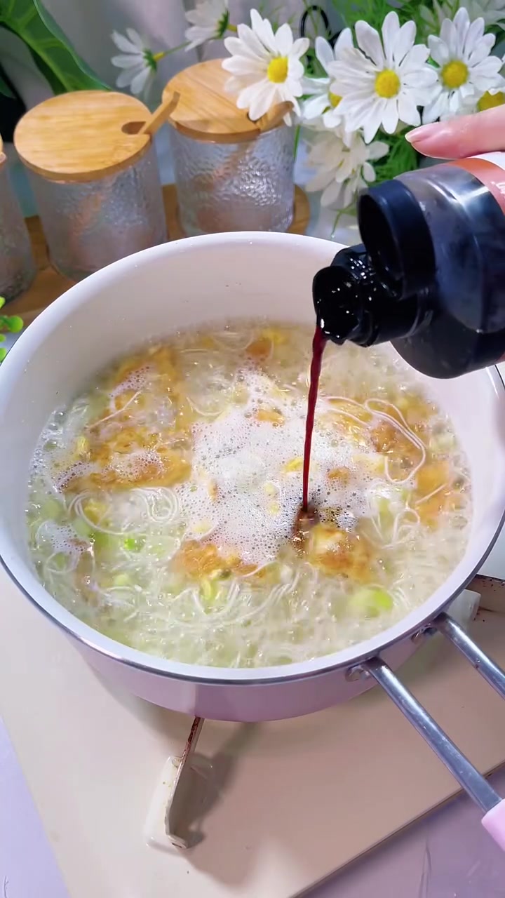早上花5分钟给孩子煮一碗热腾腾的面条吧!今天吃西葫芦鸡蛋面