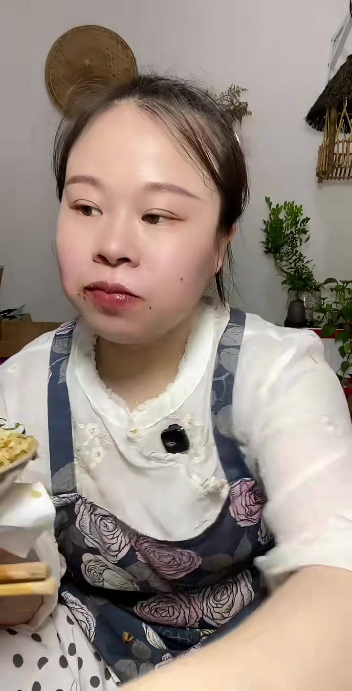 食欲满满的一餐来啦，猪尾巴，鱼肥油，还有特别下饭的酸菜小笋炒肉末