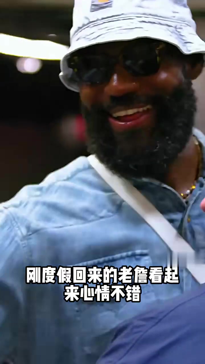 詹姆斯携妻女现场观战夏季联赛，度假回来看起来心情不错