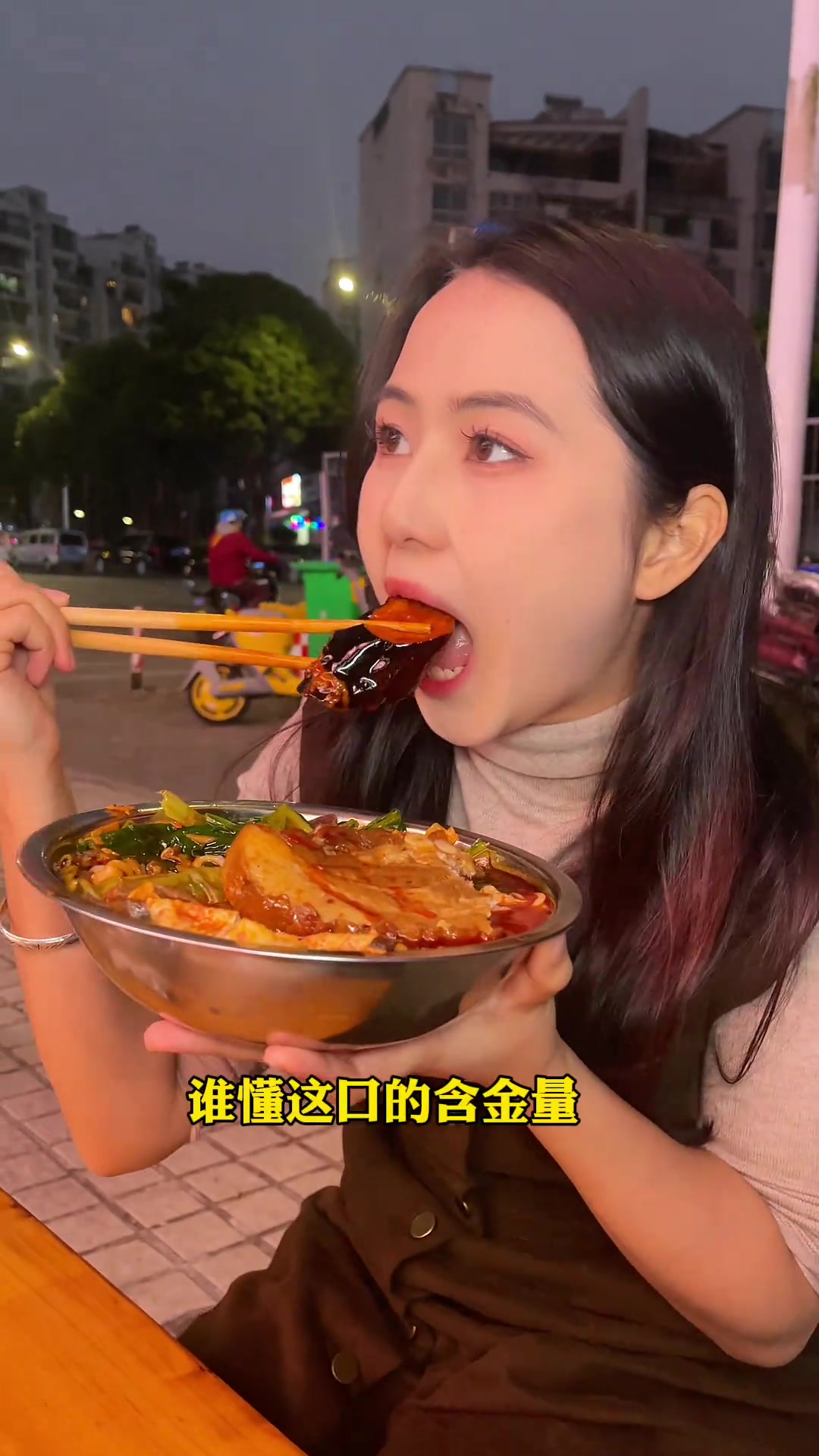 广西街头的爆辣扣肉螺蛳粉，能吃辣的东北大冻梨到广西，一定要试试！