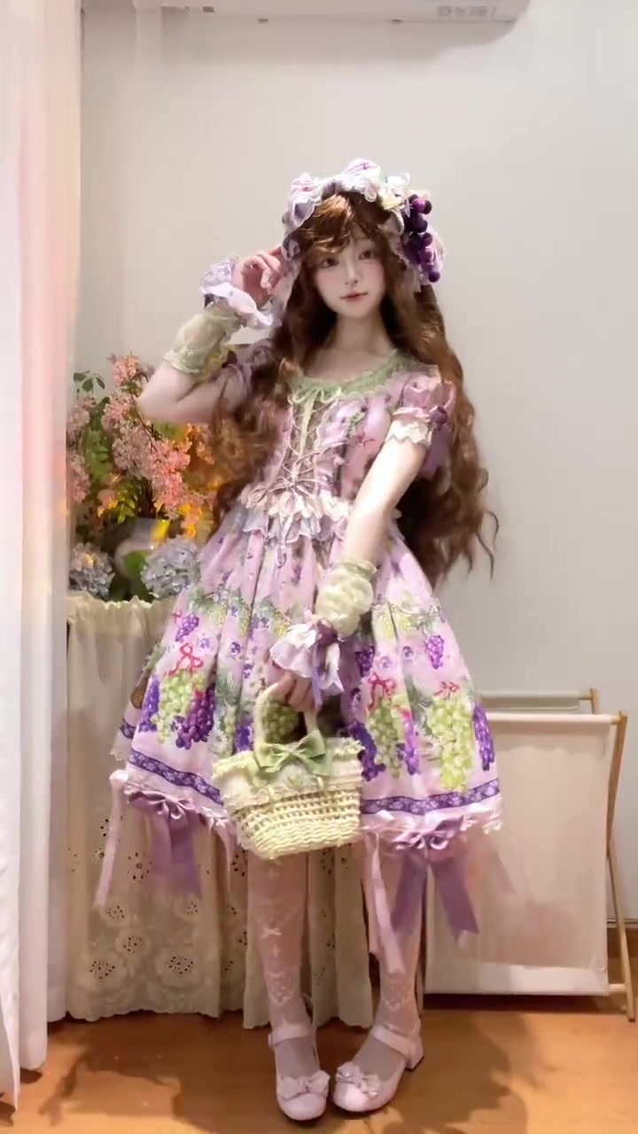 酒神少女要来点美味葡萄小蛋糕吗