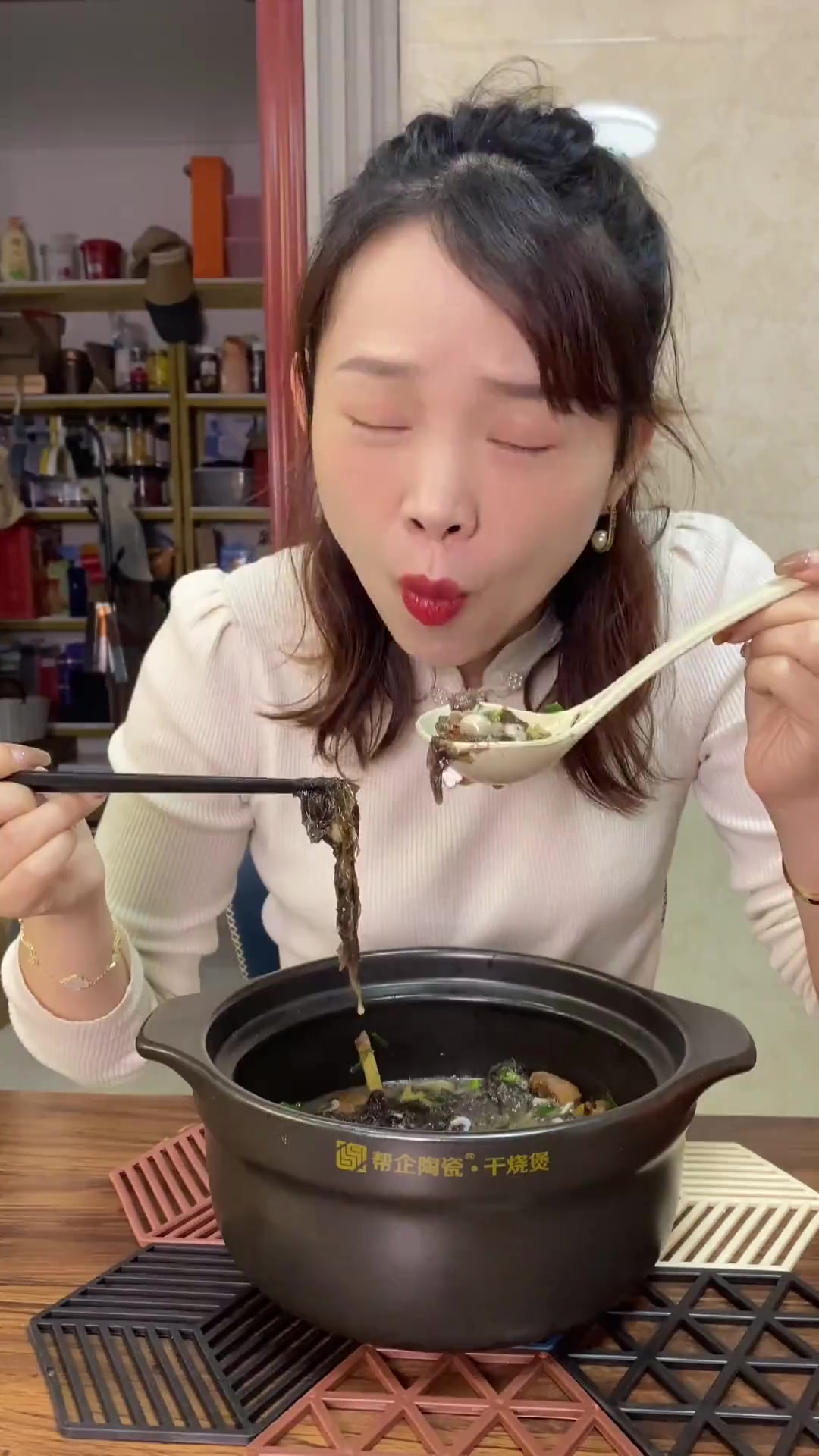 宅家不知干啥？试试闽南特色紫菜海蛎煲