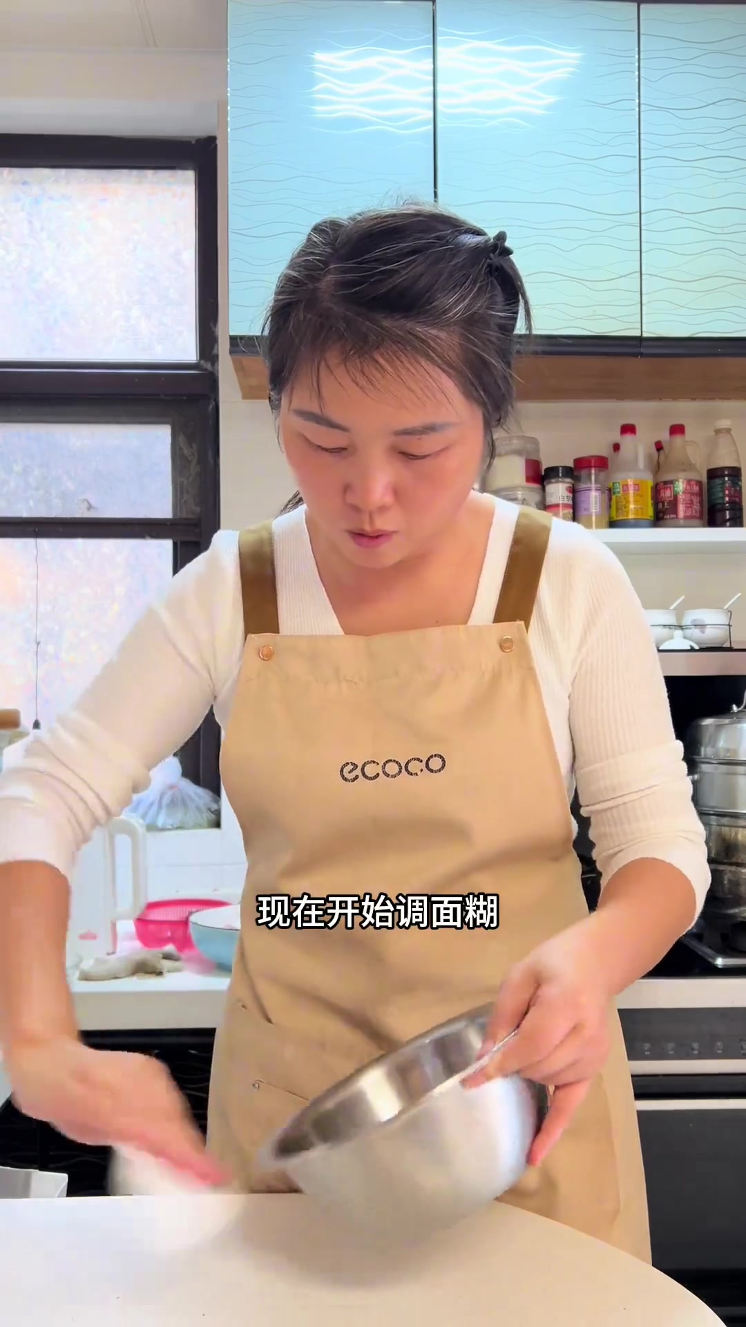 王时准跟吕小厨学做软炸里脊和鱼块，超好吃！