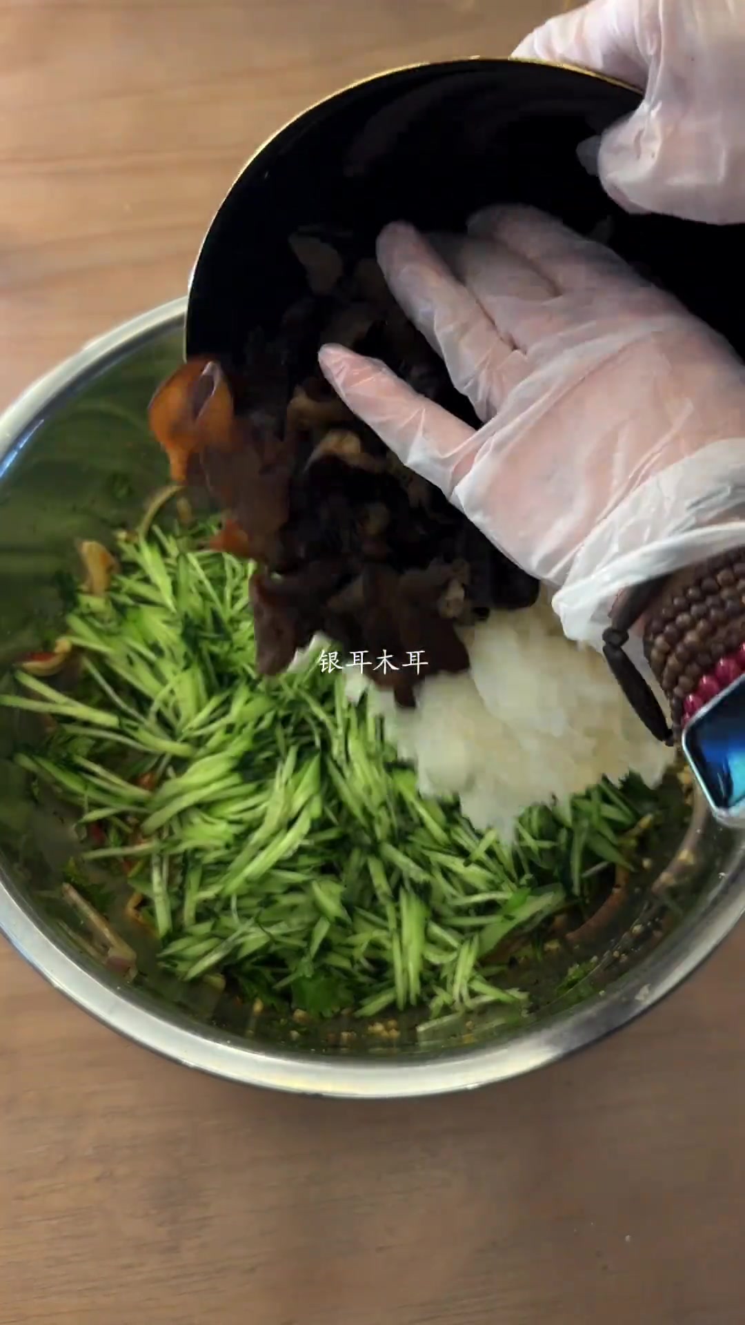 凉拌菜中午就陪一份肉和一份米面，晚餐就单独吃一大盘不吃别的潇潇就这么吃觉得很稳定！