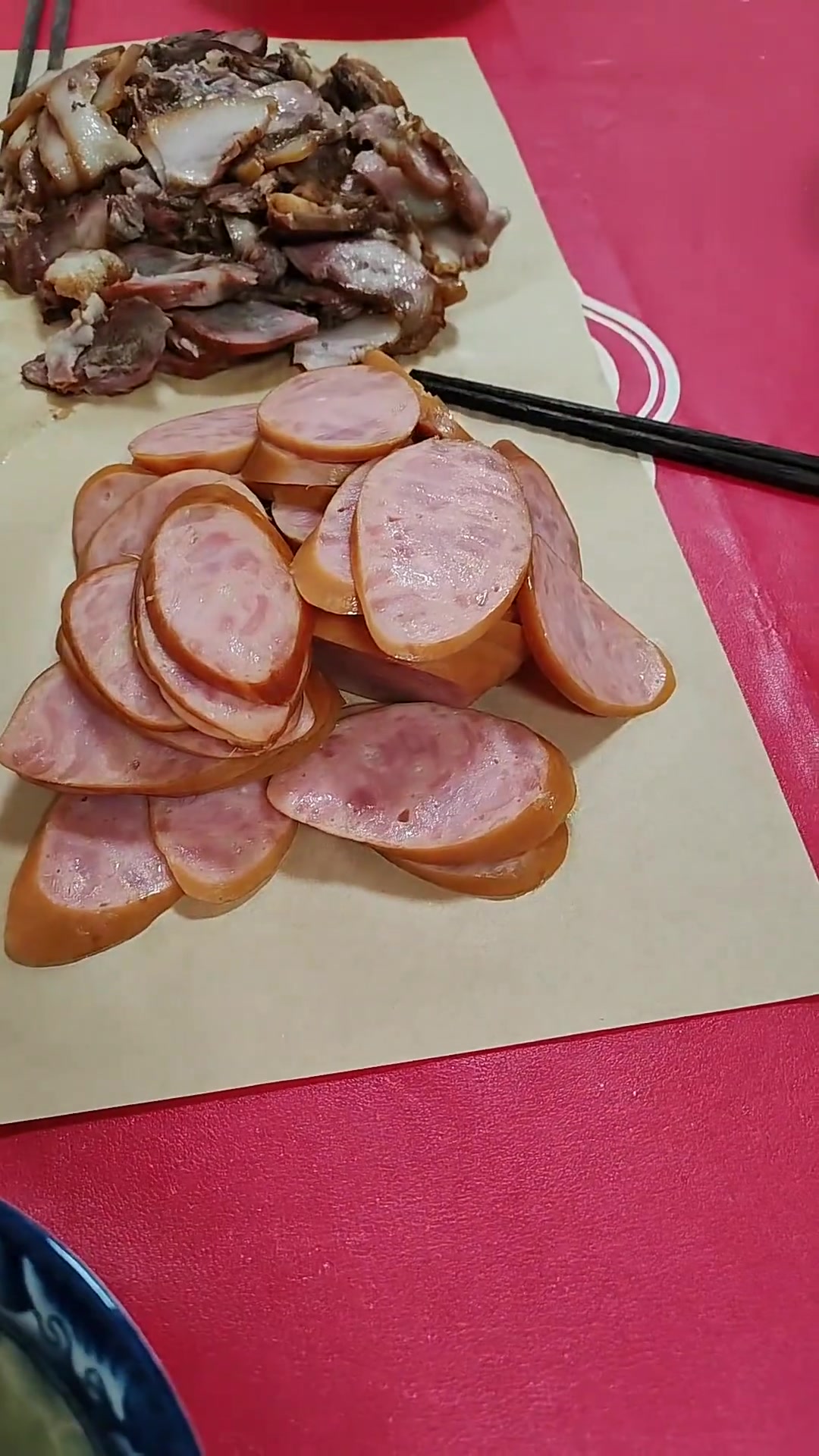 牛皮纸上摆下酒菜，小酒壶酒盅尽显年代感