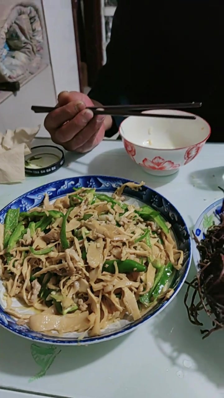 贵哥爱这口！干菜山野菜配火锅咋吃都香