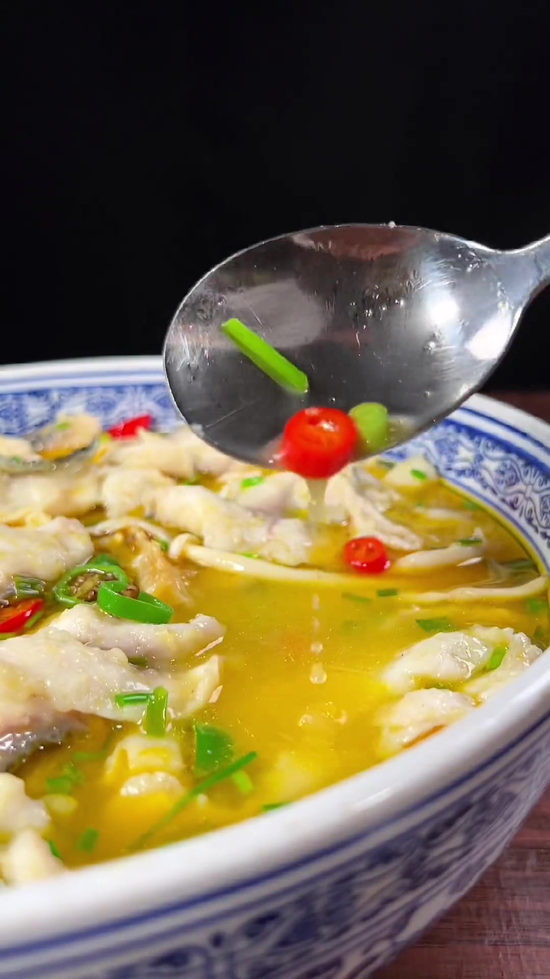 酸汤黑鱼片详细做法，肉质鲜嫩，酸爽开胃，好吃到连汤都不剩