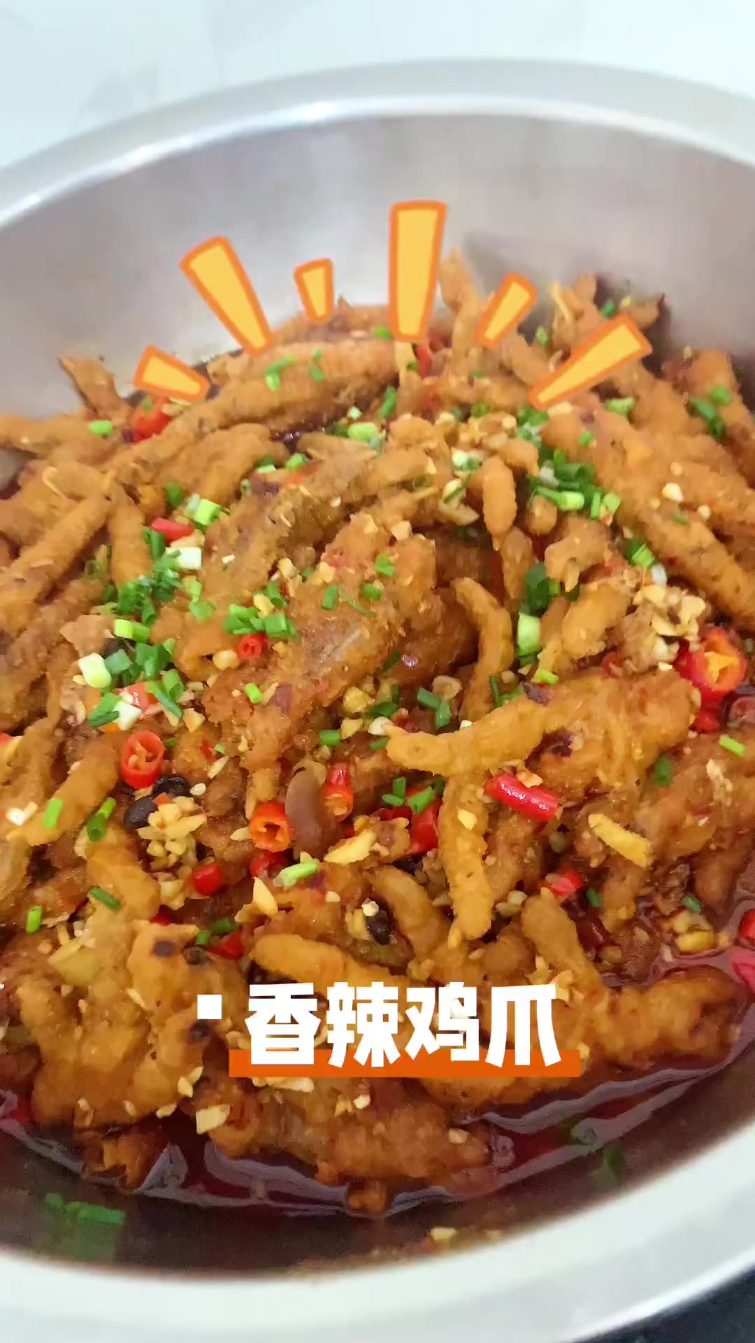 又到饭点了!今天蓝朋友下厨做菜,洗菜、备菜、翻炒动作行云流水,不一会儿成品就出锅了。香香辣