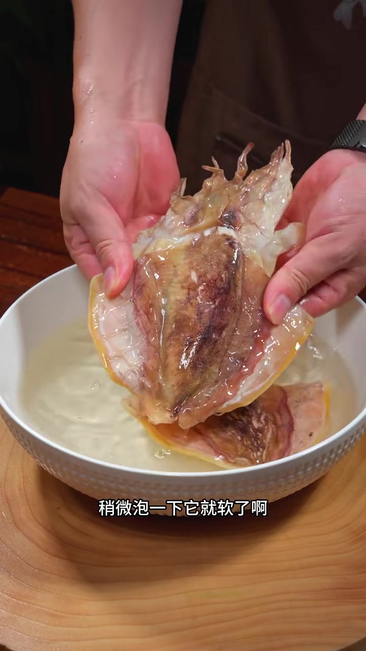 墨鱼干炖鸡 墨鱼干用来炖鸡简单鲜美好看又好喝,喜欢喝汤的赶紧试试吧