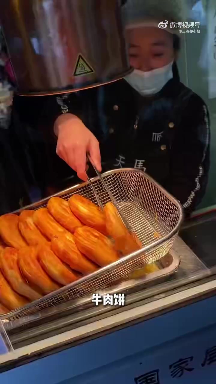 在长沙，吃吃喝喝逛逛必不可少。一张报纸涵盖长沙精选美食攻略，来长沙不愁做攻略了，比如今天介