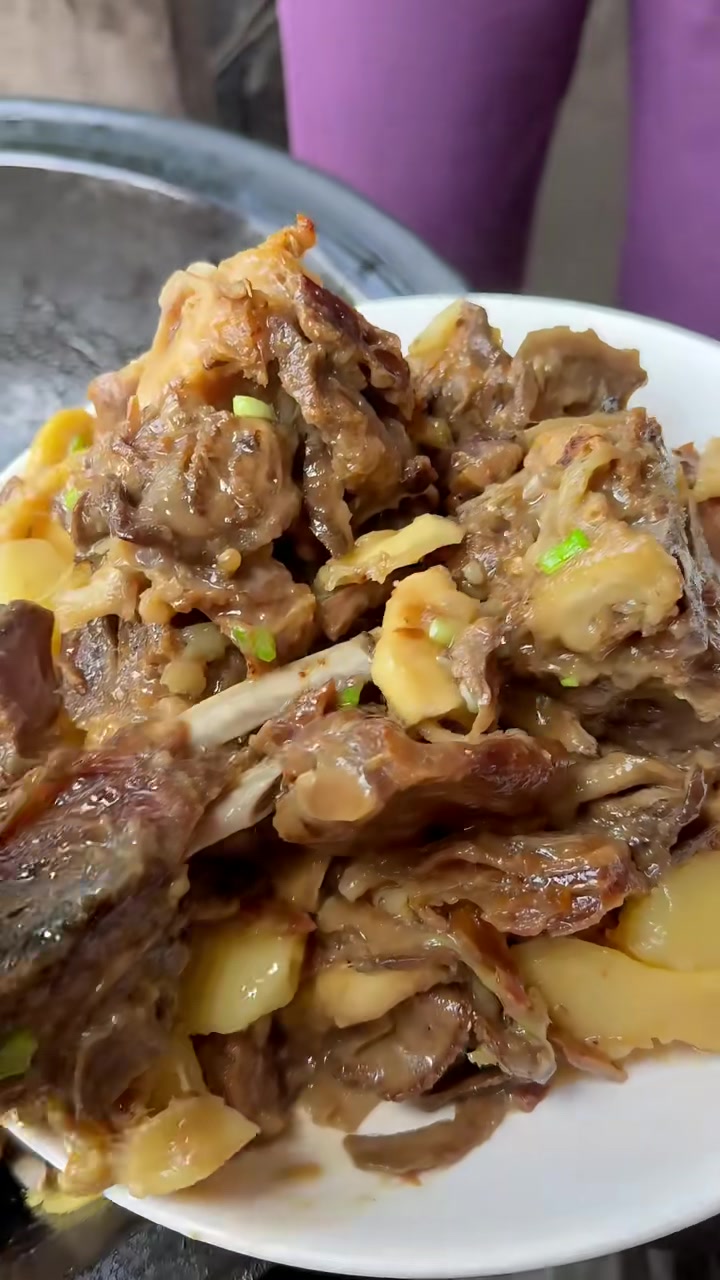 内蒙特色炖风干羊肉，中午有这一个菜就行了，喝酒吃肉真开心