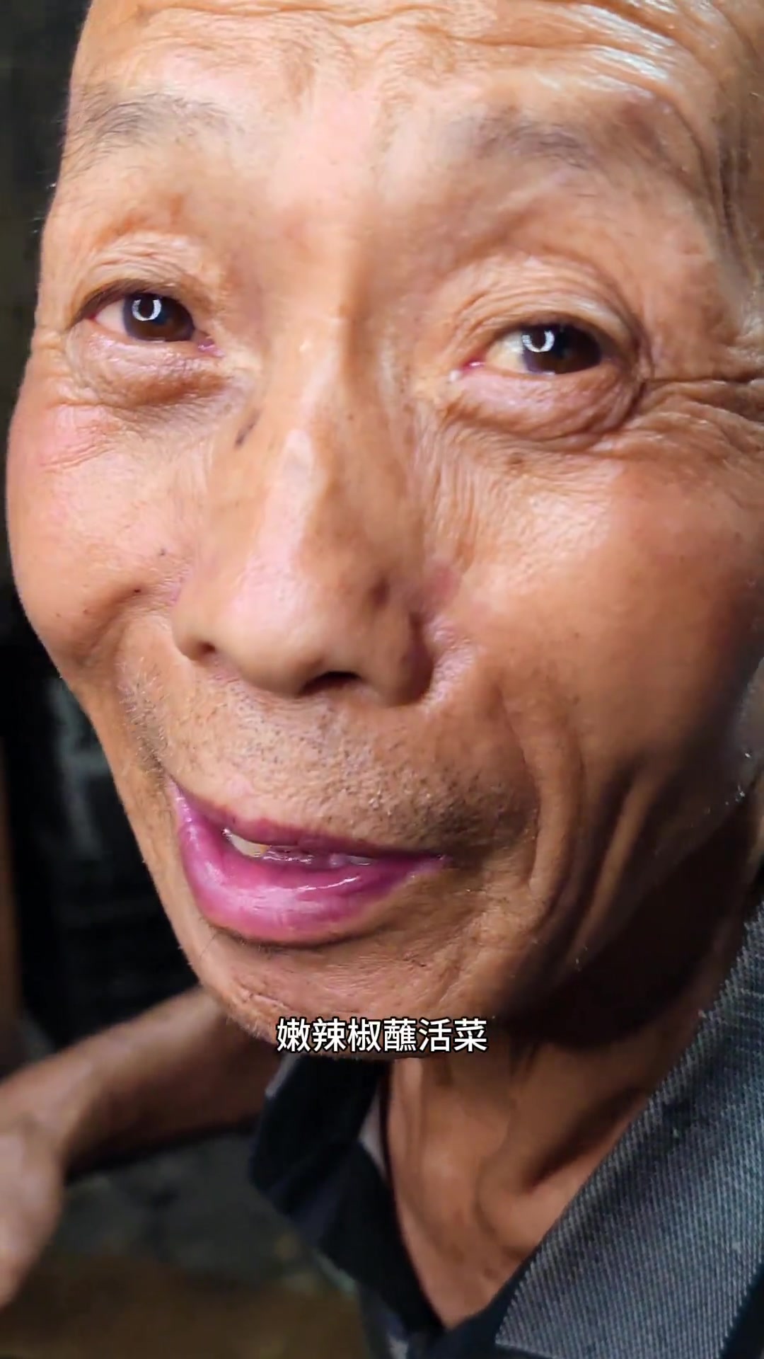 今年第一顿瓜叶蘸活菜,吃出年代感的味道又香又辣满脸汗水像下雨