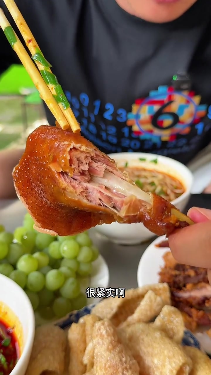 弥勒卤鸡米线酥肉真是绝了