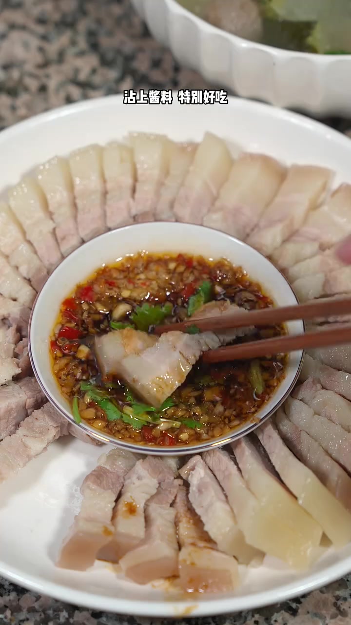 冬瓜加上五花肉一起炖,又可以吃肉可以喝汤