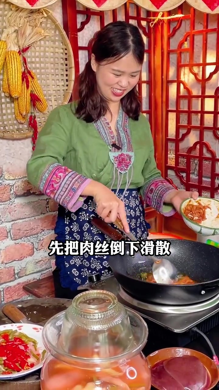 这样炒的泡菜肉丝，开胃下饭超安逸