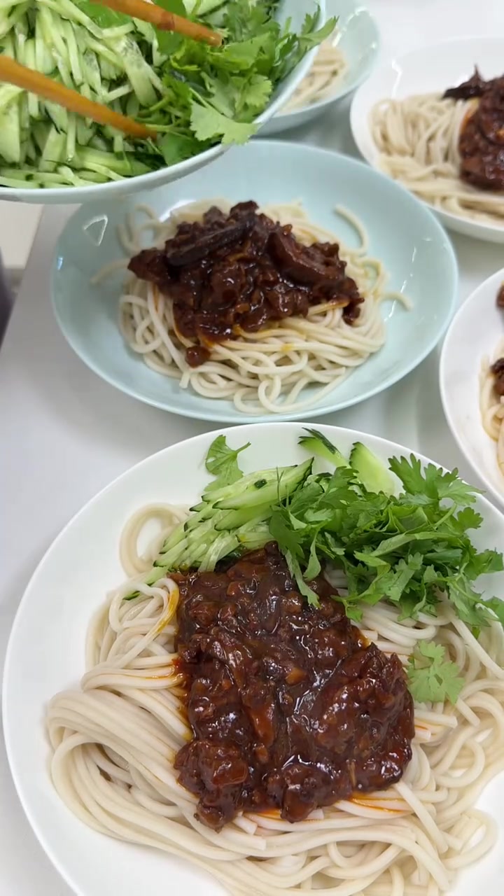 夏天炎热不知道吃啥的时候就做这个「香菇牛肉打卤面」一吃一个不吱声，关键是简单 我的厨房日记