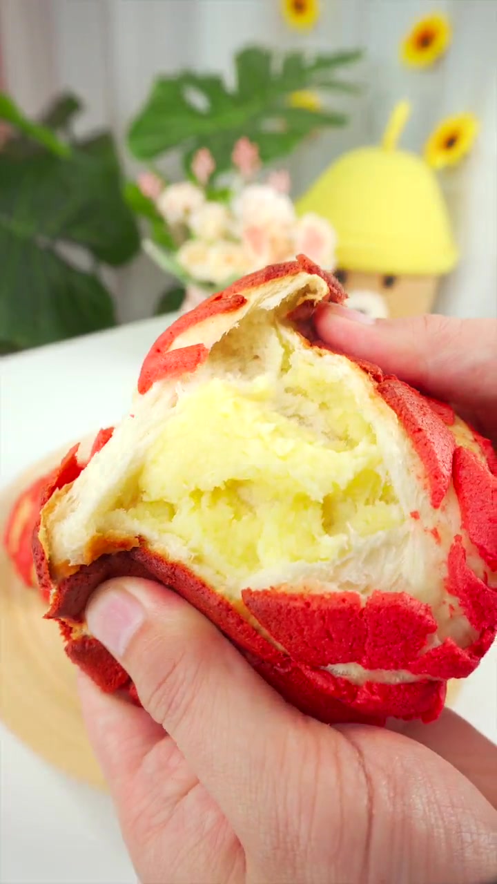 新年分享红色带新年气象的红比绒奶黄菠萝包，祝元旦快乐