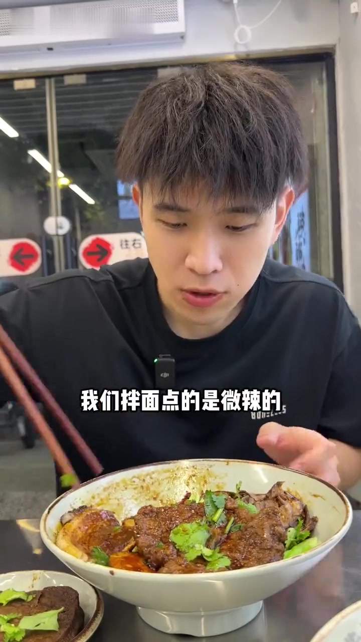 大片红烧肉拌面，过瘾又满足