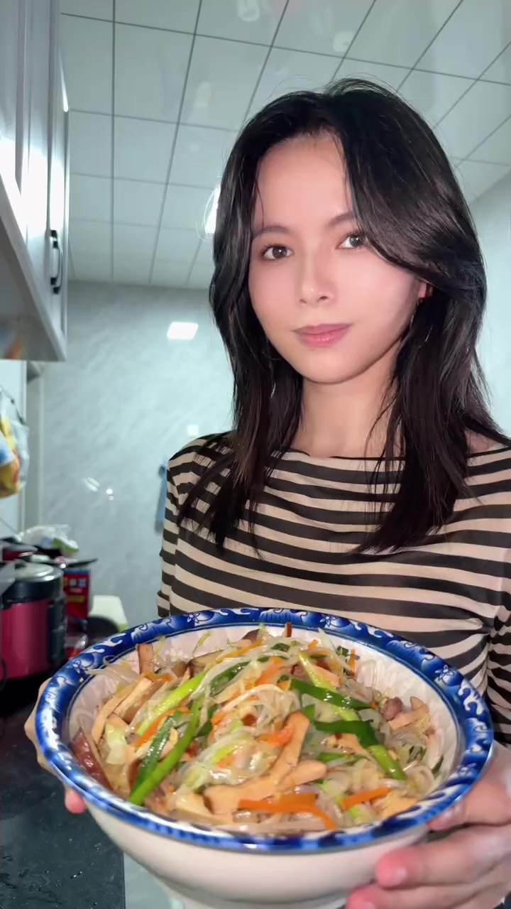 福州的过节菜之春卷，满满烟火气息呀。海外粉丝如果买不到春卷皮可以试试我这个家庭版做法